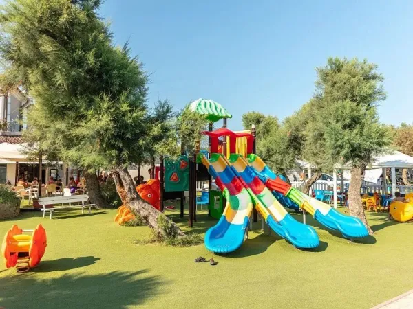 Parco giochi con scivoli colorati nel campeggio.