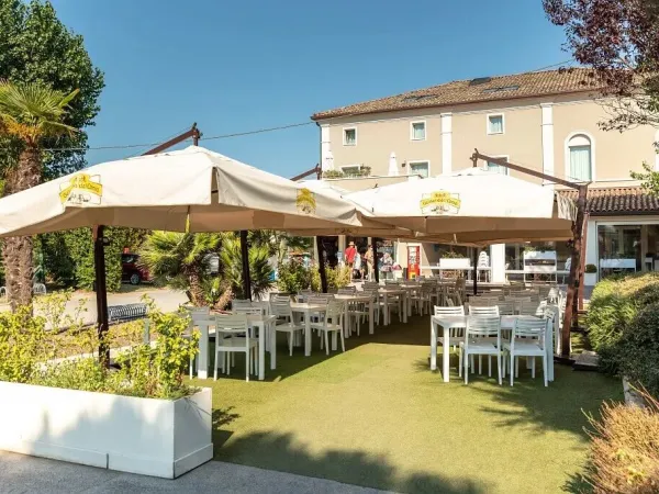 La terrazza esterna del ristorante del campeggio Vigna sul Mar.