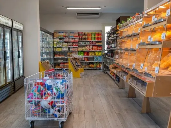 Supermercato con assortimento di base presso il campeggio.