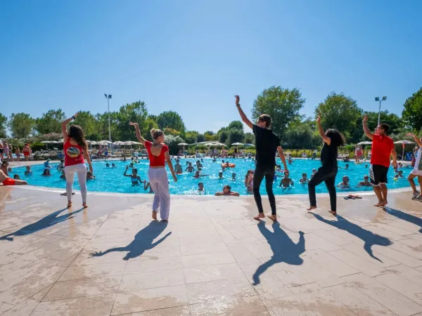 L'équipe di animazione si dedica con entusiasmo all'acquagym per gli ospiti.