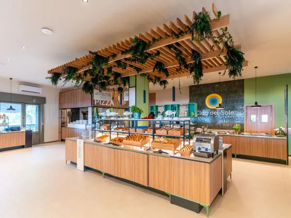 Un piccolo bar accogliente al campeggio Roan Tanuta Primero.