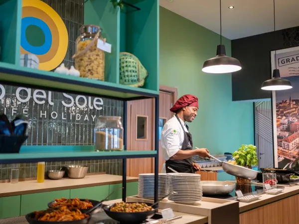 Vista della cucina del campeggio Roan Tanuta Primero.