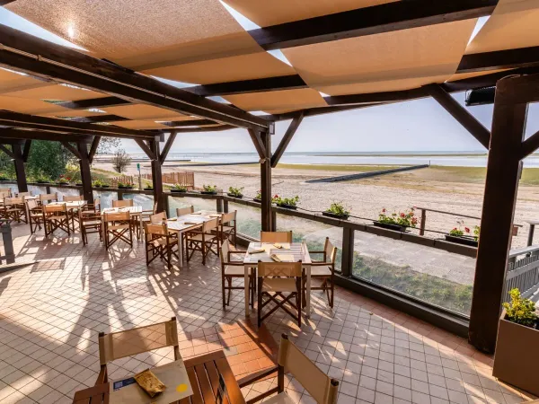 Ristorante con vista sulla spiaggia e sul mare del campeggio Roan Tenuta Primero.