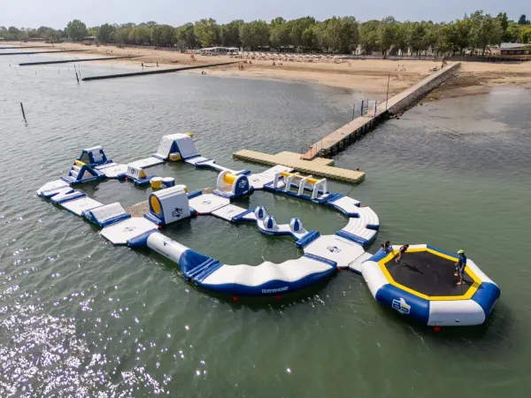 Salto in acqua nel mare del campeggio Roan Tenuta Primero.