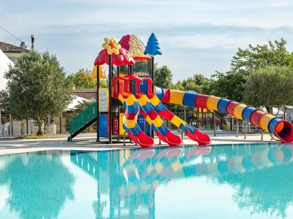Il coloratissimo scivolo della piscina per bambini del campeggio Vigna sul Mar.