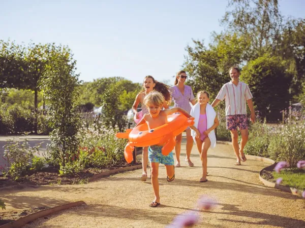 La famiglia corre in piscina.