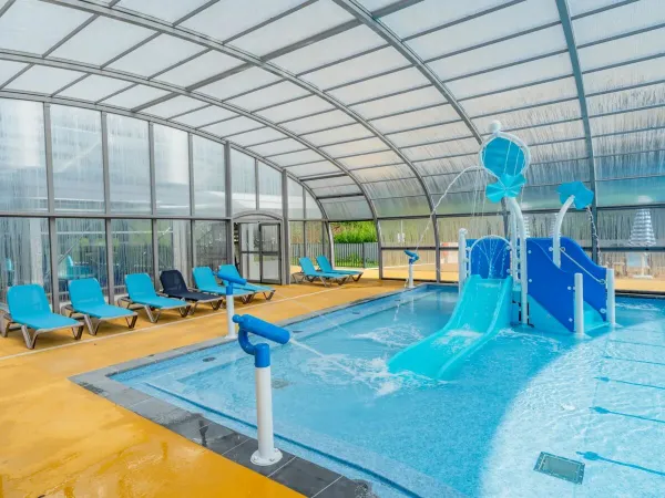 Piscina con scivolo per i più piccoli al campeggio Roan Le Lac des Vieilles Forges.