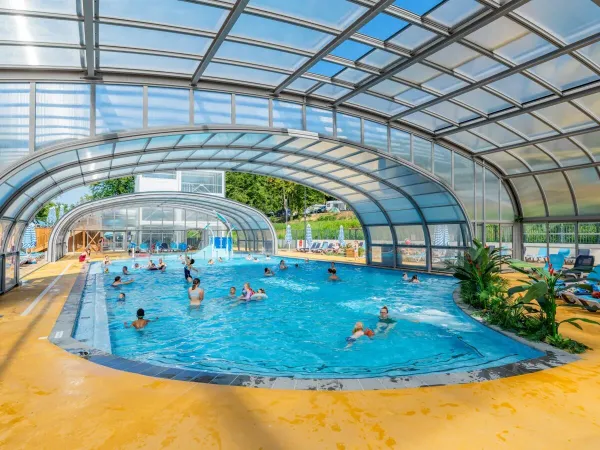 La piscina che può essere aperta nella bella stagione al campeggio Roan Le Lac des Vieilles Forges.