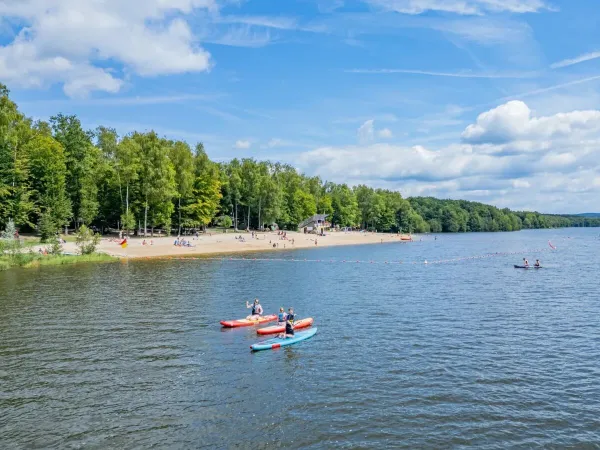 Canoa sul lago al campeggio Roan Le Lac des Vieilles Forges.