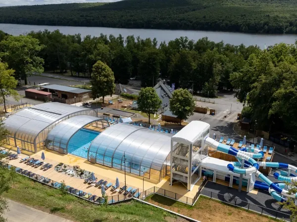 Panoramica piscina con scivoli e lettini al Roan camping Le Lac des Vieilles Forges.