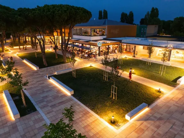 Attraente area di passeggio con ristorante al Roan camping Pra'delle Torri.