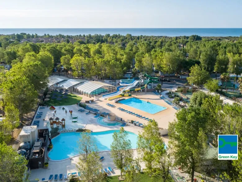 Panoramica delle piscine del Roan camping Domaine de La Yole.