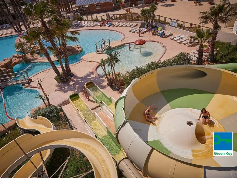 Diversi scivoli divertenti con tornado al campeggio Roan Le Petit Mousse.