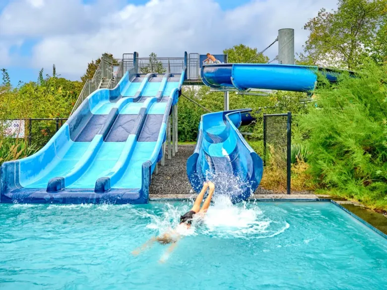 Panoramica degli scivoli della piscina esterna del Roan camping De Twee Bruggen.