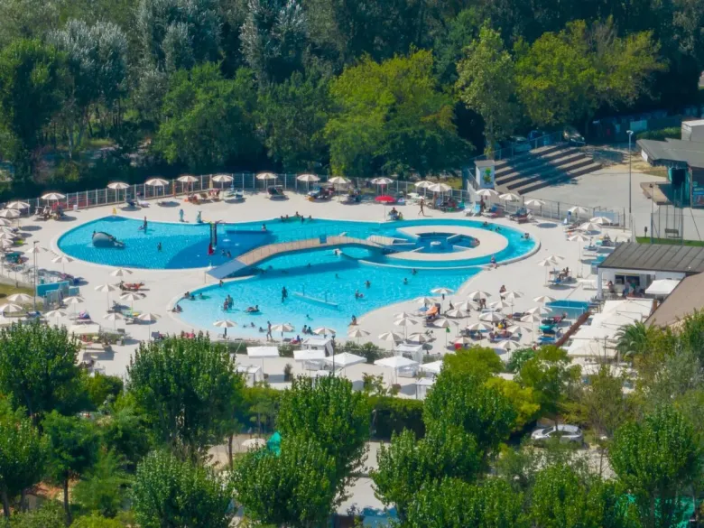 Ripresa con drone della piscina del campeggio Roan Adriano Family Collection.