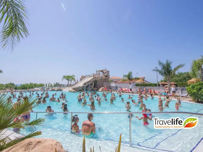 Panoramica della piscina del campeggio Roan Alannia Els Prats.