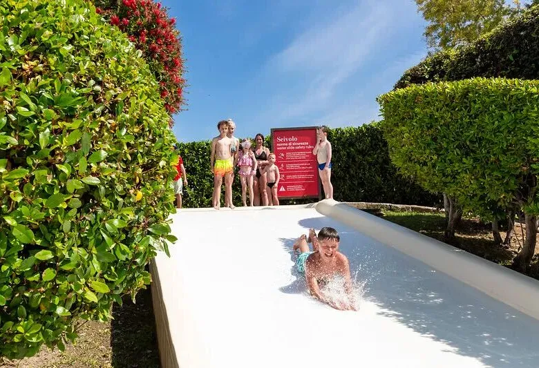 Ragazzo che scivola al villaggio Roan hu Fabulous village.