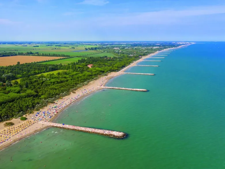 Vista dall'alto della spiaggia del campeggio Roan hu Eraclea Mare.