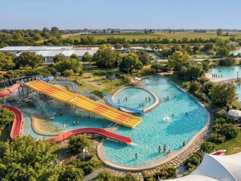 Un'immagine animata della piscina del campeggio Roan hu Eraclea mare.