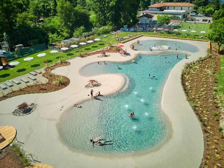 La nuovissima piscina a laguna del campeggio Lido Verbano.