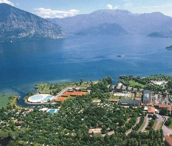 Foto panoramica del campeggio Roan Sassabanek e del Lago d'Iseo.