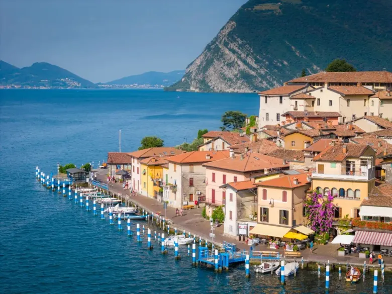 L'isola pedonale con i suoi villaggi di pescatori sul lago d'Iseo.