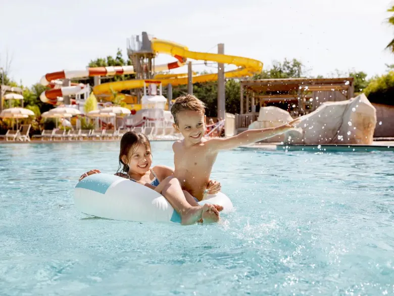 Divertimento in acqua con il bambino al campeggio Roan La Grand Terre.