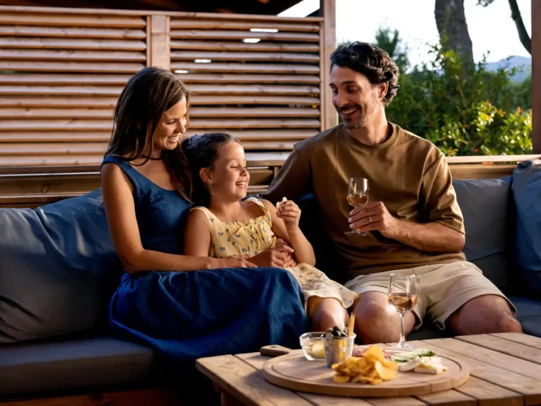 Un aperitivo in famiglia al campeggio Roan Le Lac Vieilles Forges.