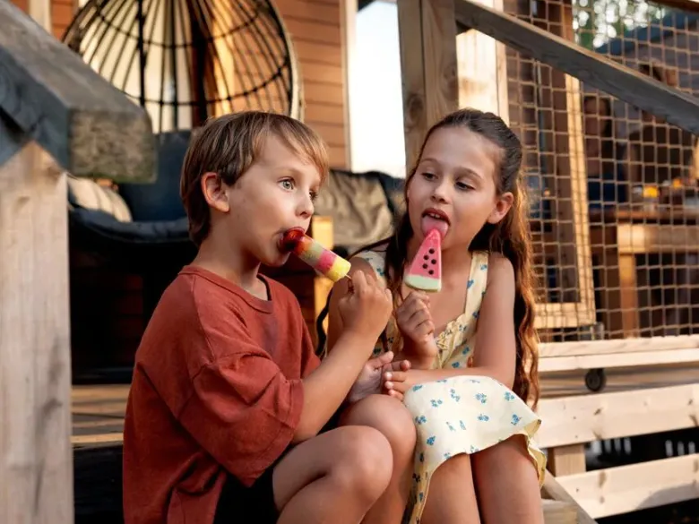 I bambini si divertono molto nella casa mobile del Roan camping Les Lacs du Veron.