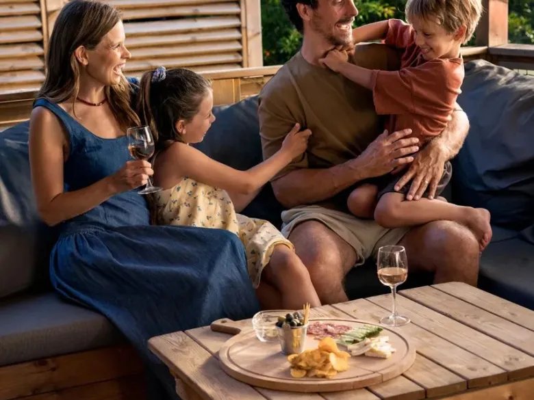 Bevande in famiglia presso l'alloggio.