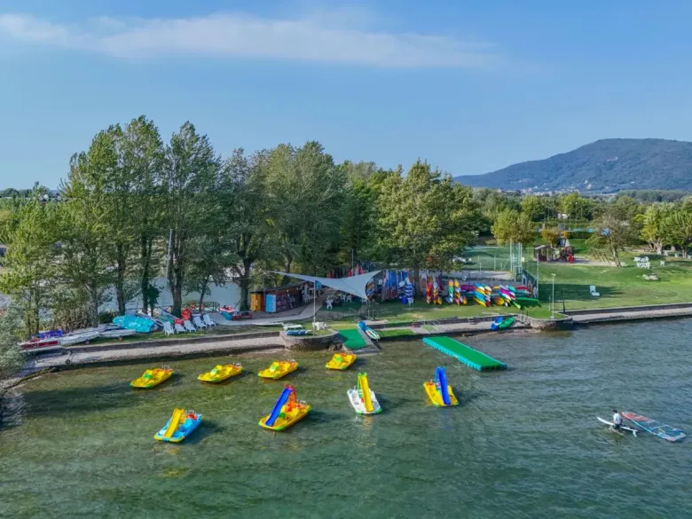 Foto panoramica degli sport acquatici al Roan Camping Village Bella Iseo.