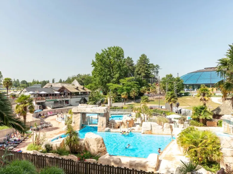 Panoramica della piscina del campeggio Roan Domaine des Ormes.