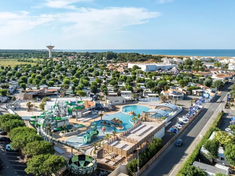 La piscina con fantastici scivoli e un parco giochi acquatico al campeggio Le Domaine du Clarys.