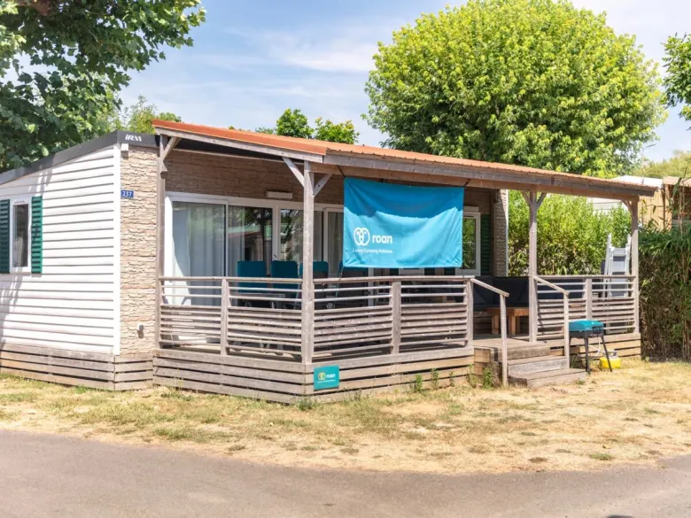La Premium Plus Lounge al campeggio Roan Le Domaine du Clarys.