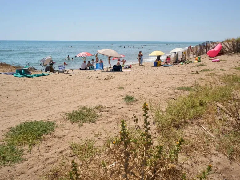 La gente si diverte sulla spiaggia del campeggio Le Petit Mousse a Roan.