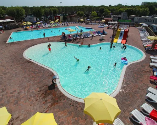 Panoramica delle piscine del Roan camping Del Garda.