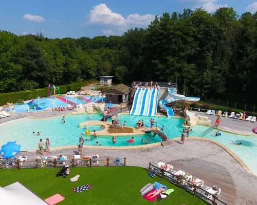 Panoramica della piscina del Roan camping de Bonnal.