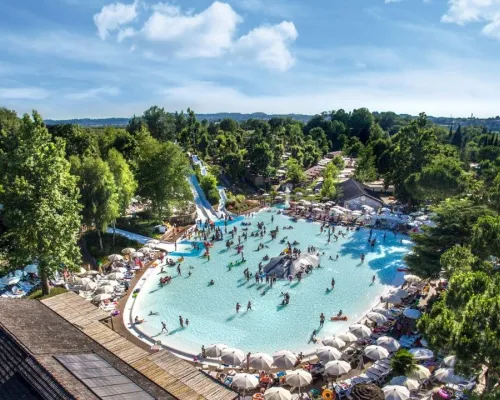 Panoramica piscina lagunare con scivoli d'acqua al Roan camping Altomincio.