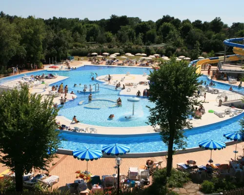 Panoramica della piscina del campeggio Villaggio Turistico Roan.