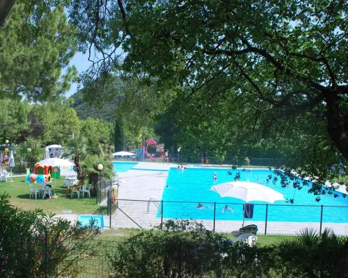 Panoramica della piscina del Roan camping La Rocca Manerba.