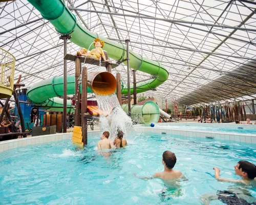 Piscina coperta con scivolo al Roan camping Terspegelt.