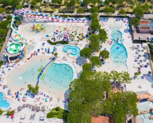 Panoramica del complesso di piscine del campeggio Roan Union Lido Mare.