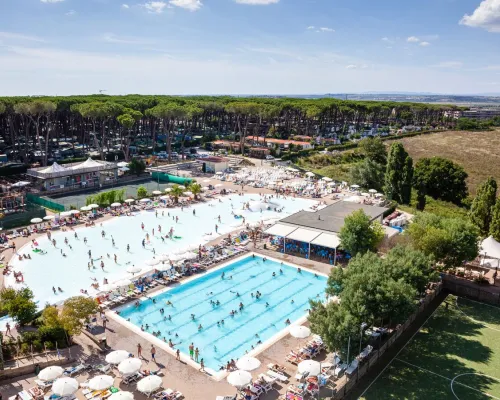 Panoramica della piscina del campeggio Roan Fabulous.