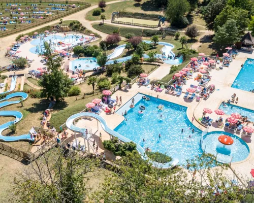 Panoramica della piscina del campeggio Roan Avit Loisirs.