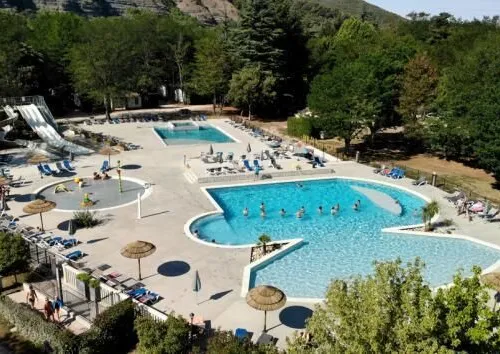Panoramica della piscina del campeggio Roan La Grand Terre.