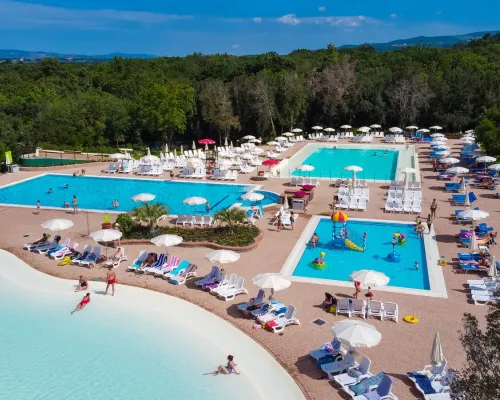 Il complesso di piscine del campeggio Roan di Montescudaio.