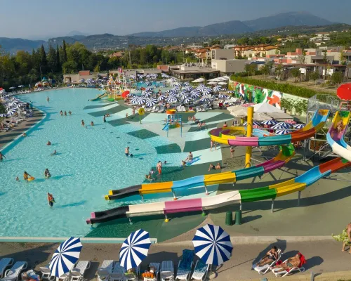 Complesso di piscine con scivoli e giochi d'acqua al campeggio Roan di Cisano San Vito.
