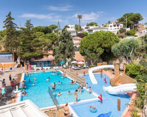 Panoramica della piscina del campeggio Roan Cala Canyelles.