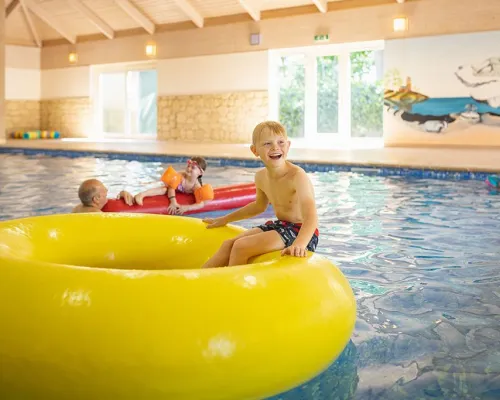 Bambino gioca nel cesto da bagno del campeggio Roan Marvilla Parks Friese Meren.