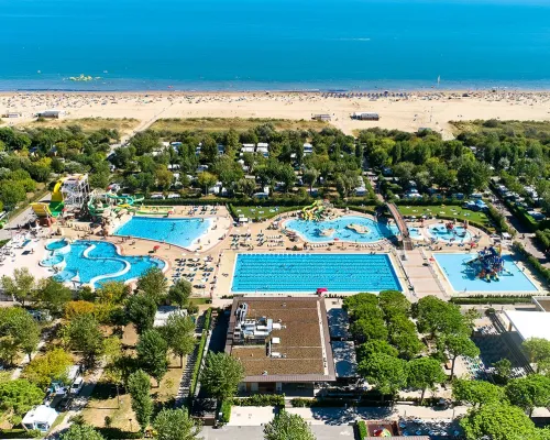 Ripresa con drone delle piscine del campeggio Roan Marina Di Venezia.